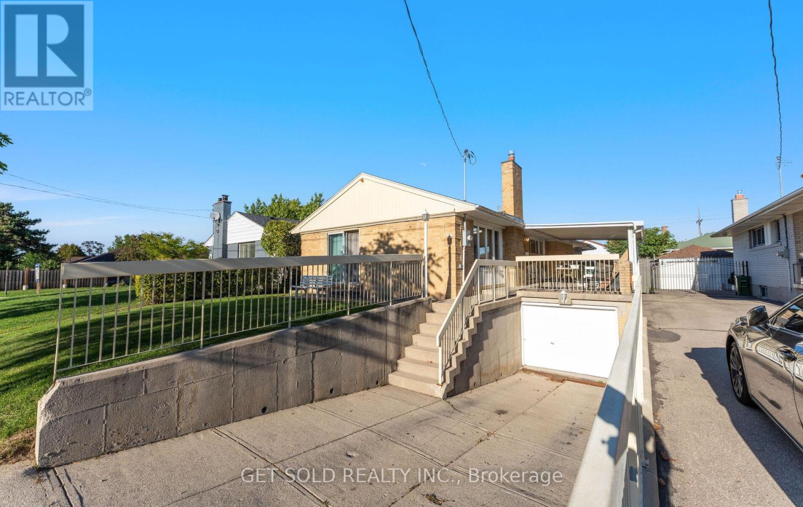 39 Pakenham Drive, Toronto, Ontario  M9W 4B2 - Photo 3 - W12578010