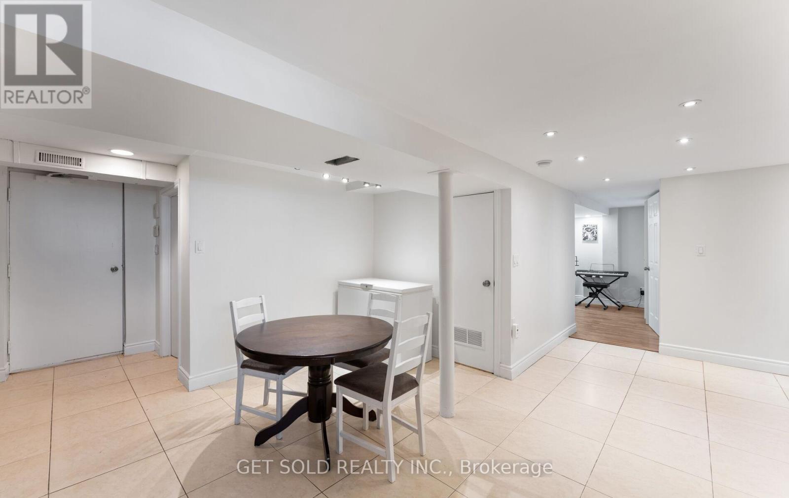 39 Pakenham Drive, Toronto, Ontario  M9W 4B2 - Photo 32 - W12578010