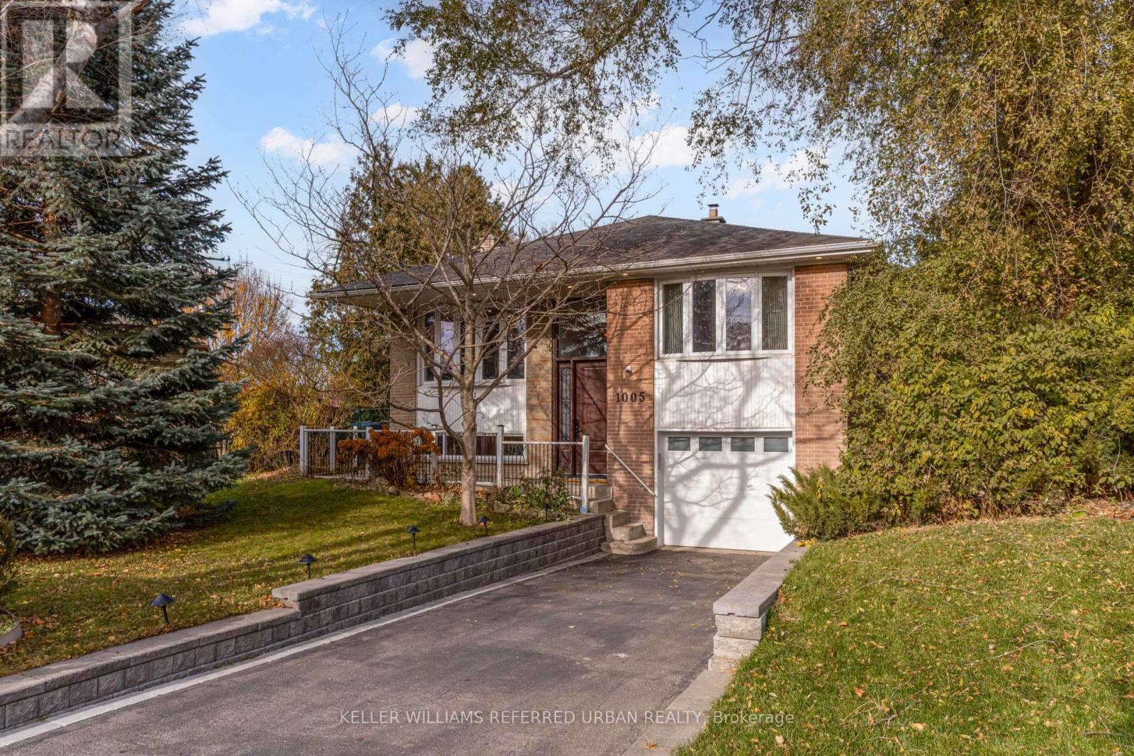 1005 Dormer Street, Mississauga, Ontario  L5E 1T7 - Photo 2 - W12578012