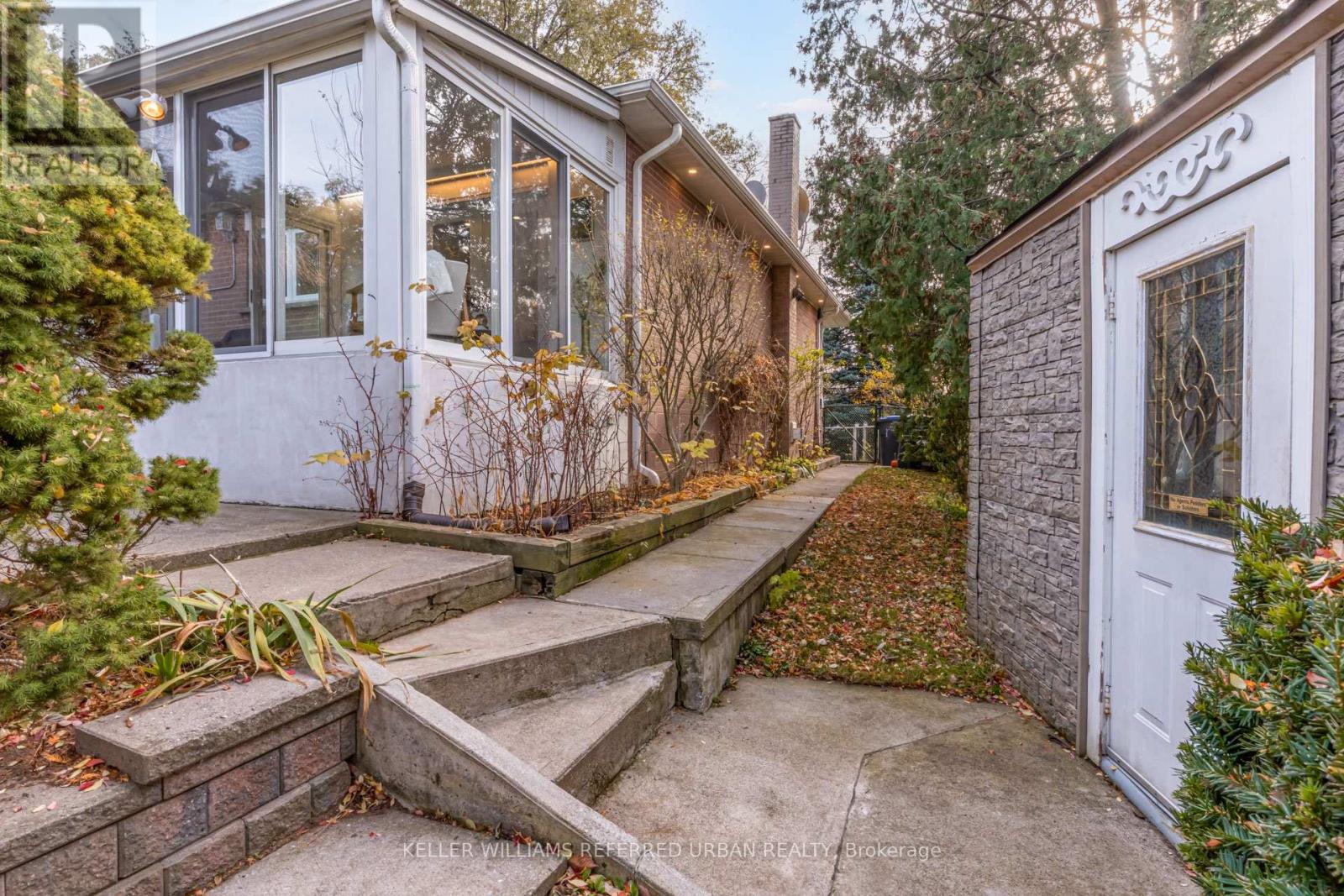 1005 Dormer Street, Mississauga, Ontario  L5E 1T7 - Photo 47 - W12578012