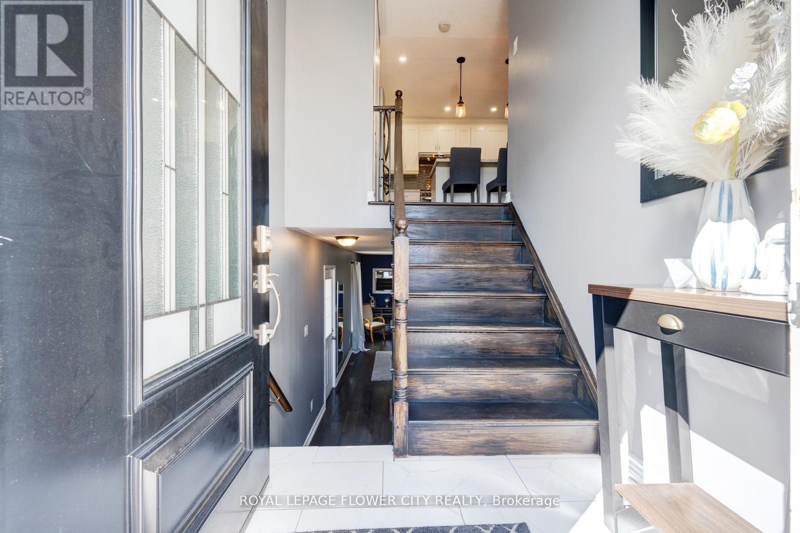 607 Rossellini Drive, Mississauga, Ontario  L5W 1M5 - Photo 3 - W12578014