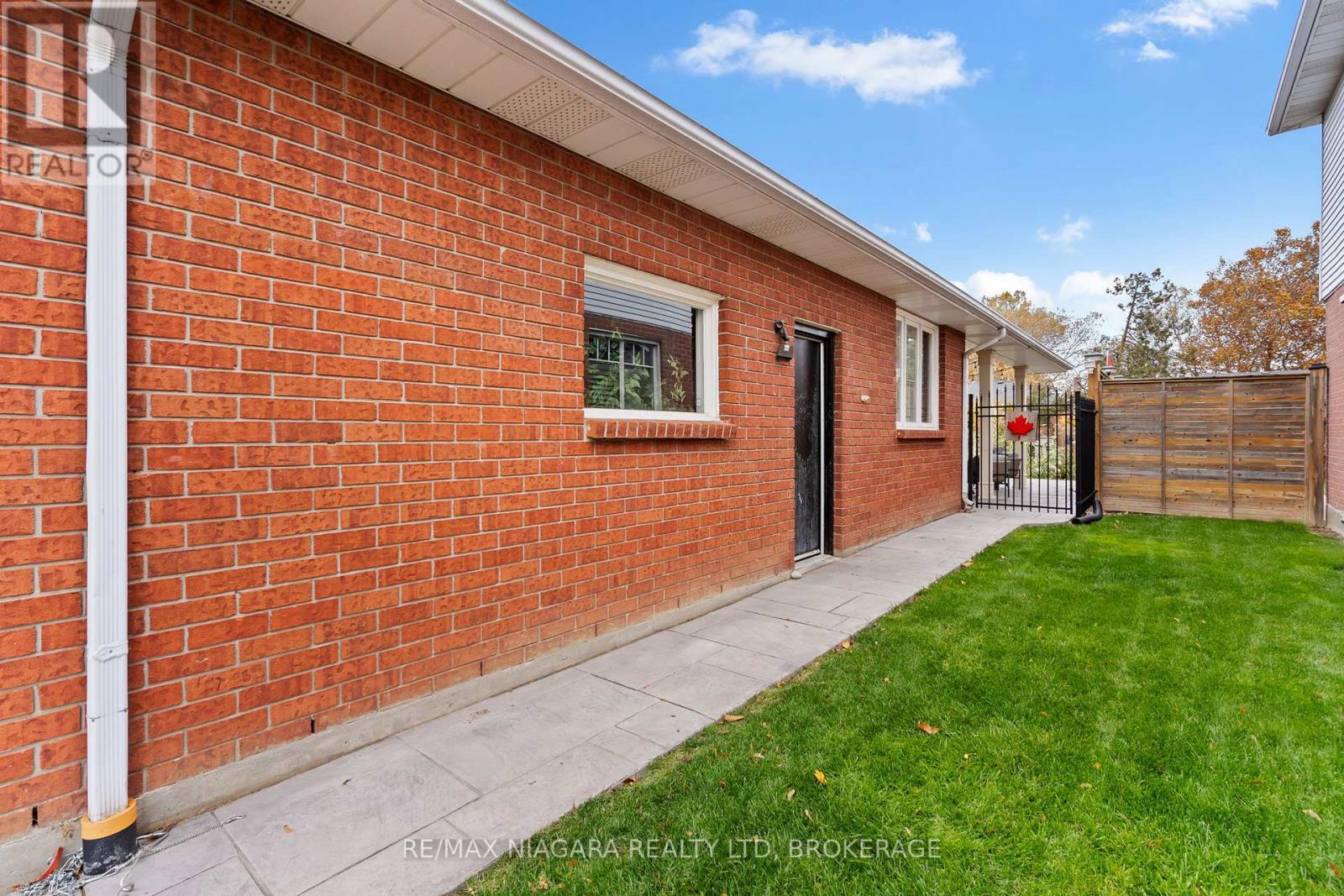 22 Michelle Drive, St. Catharines (Grapeview), Ontario  L2S 3G7 - Photo 5 - X12578058