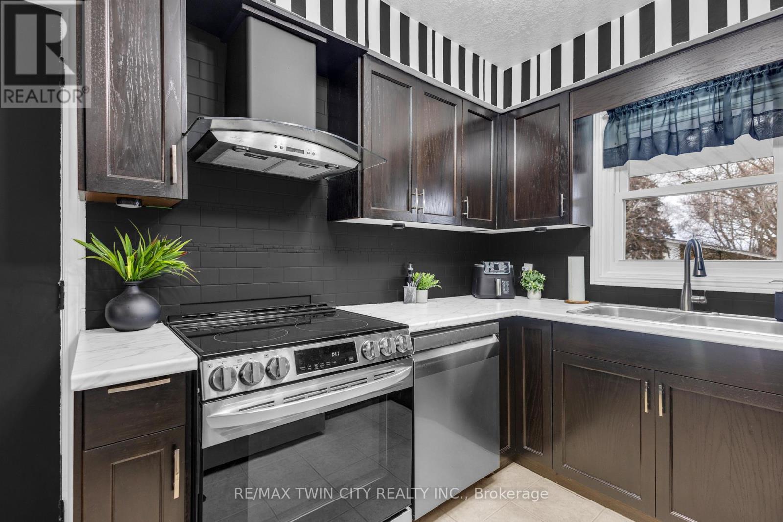 67 West Acres Crescent, Kitchener, Ontario  N2N 3G8 - Photo 7 - X12578038