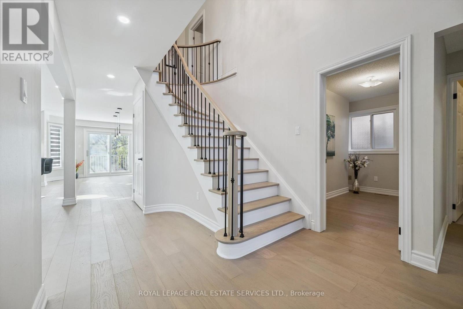 624 Farwell Crescent, Mississauga, Ontario  L5R 2A7 - Photo 3 - W12577946