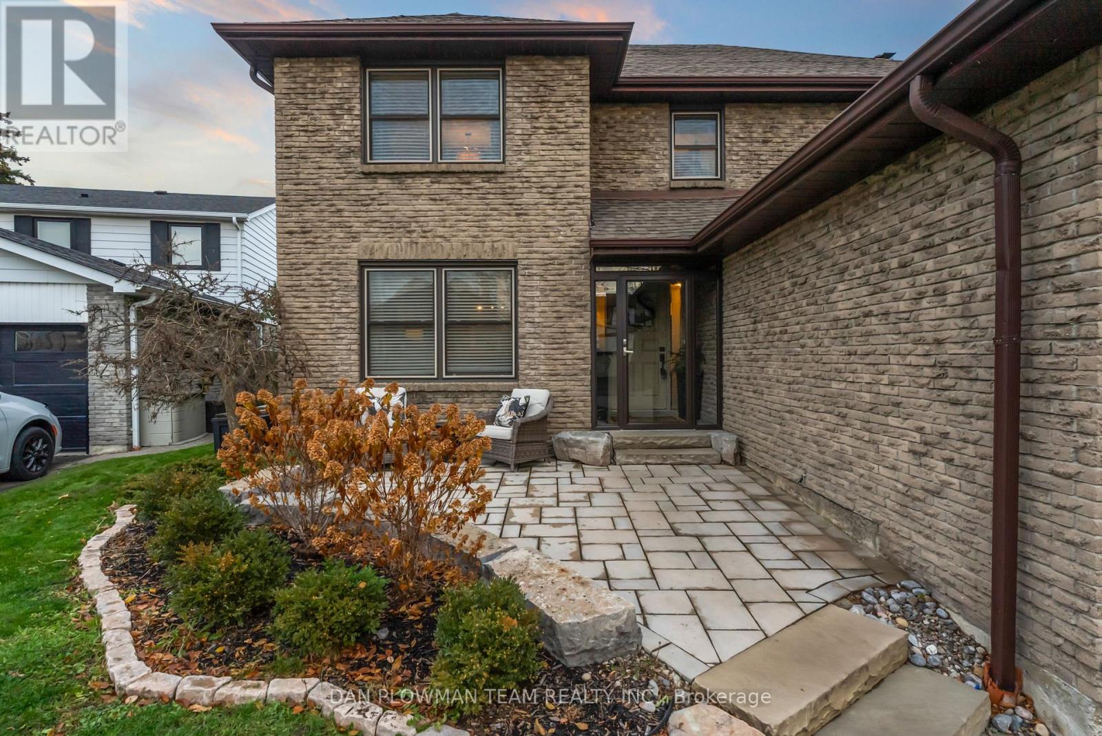 21 Woodlawn Court, Whitby, Ontario  L1N 6R4 - Photo 3 - E12578102