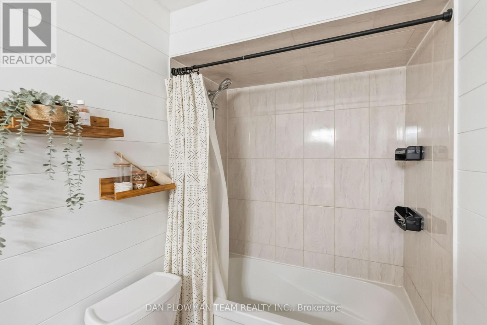 21 Woodlawn Court, Whitby, Ontario  L1N 6R4 - Photo 32 - E12578102