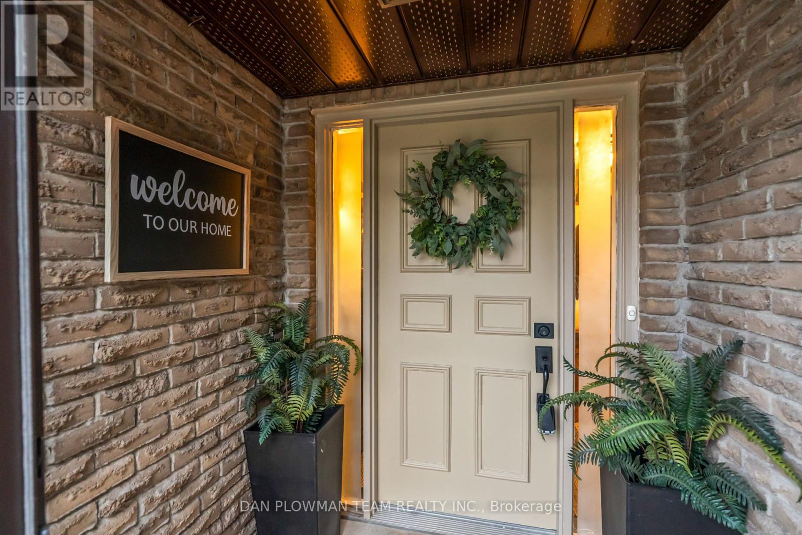 21 Woodlawn Court, Whitby, Ontario  L1N 6R4 - Photo 4 - E12578102