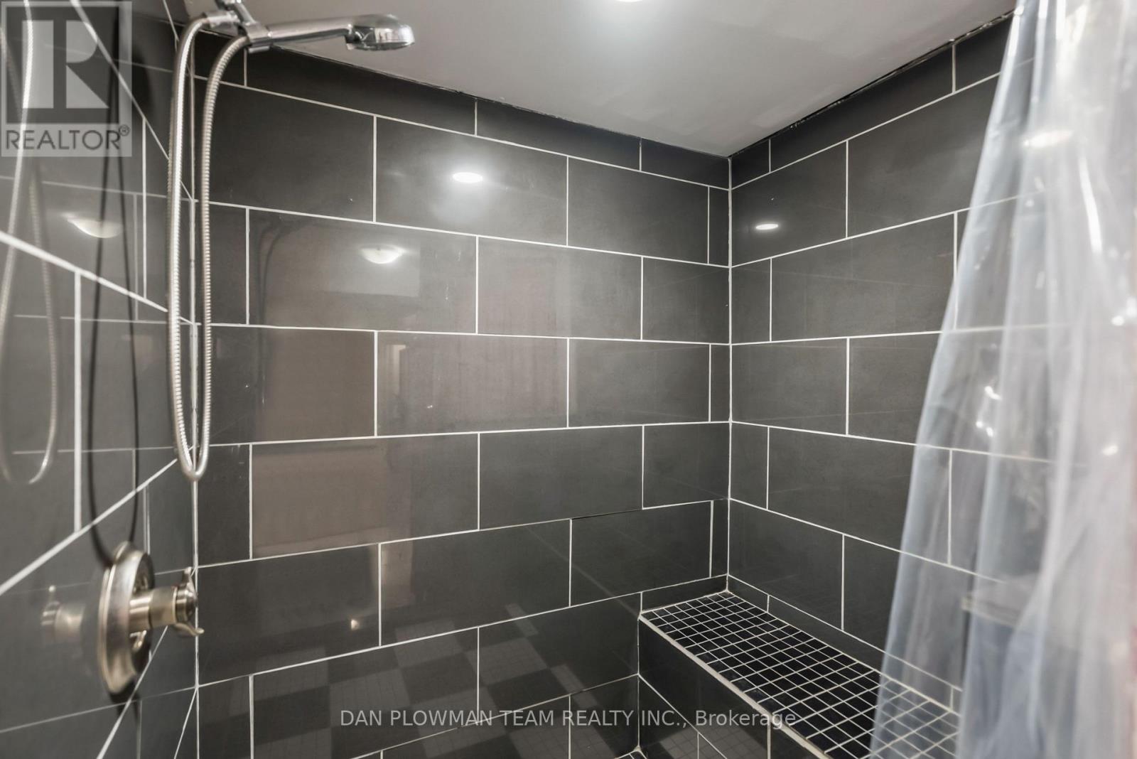 21 Woodlawn Court, Whitby, Ontario  L1N 6R4 - Photo 43 - E12578102