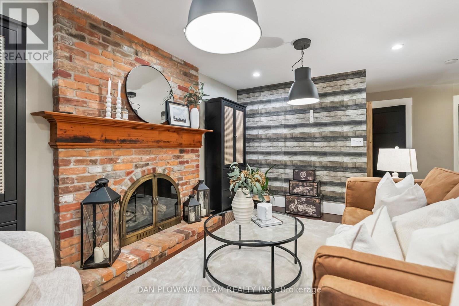 21 Woodlawn Court, Whitby, Ontario  L1N 6R4 - Photo 8 - E12578102