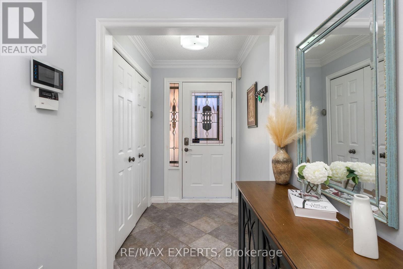 482 Malaga Road, Mississauga, Ontario  L5B 3W2 - Photo 4 - W12578110