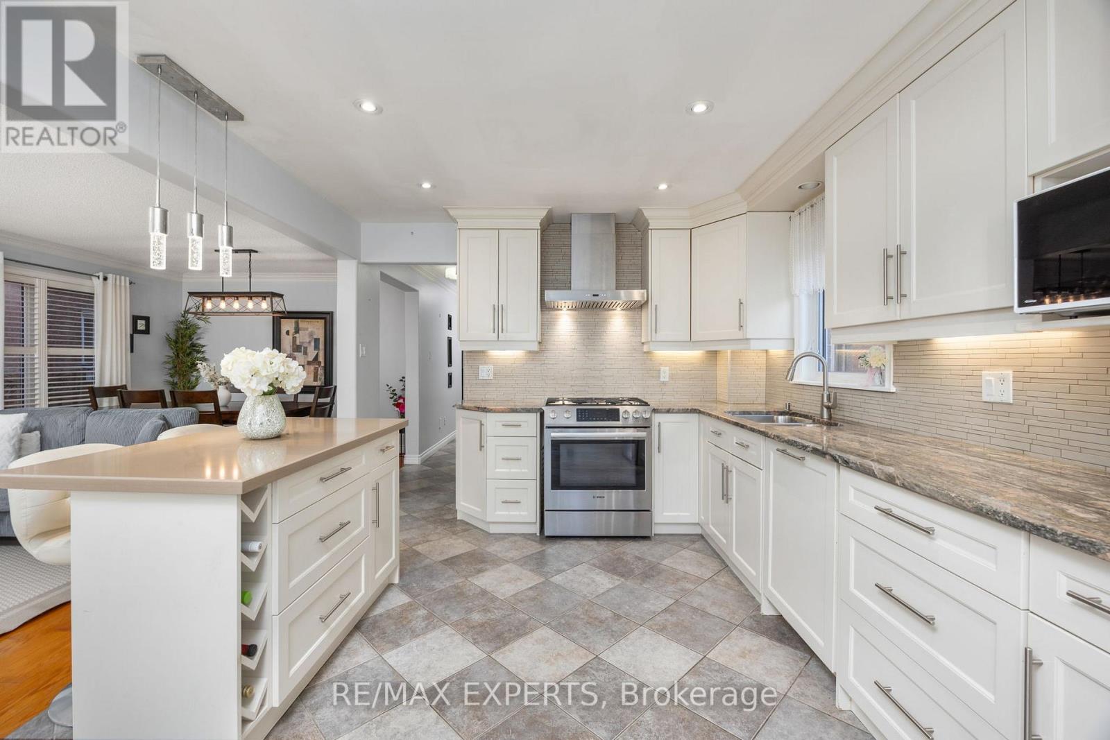 482 Malaga Road, Mississauga, Ontario  L5B 3W2 - Photo 8 - W12578110