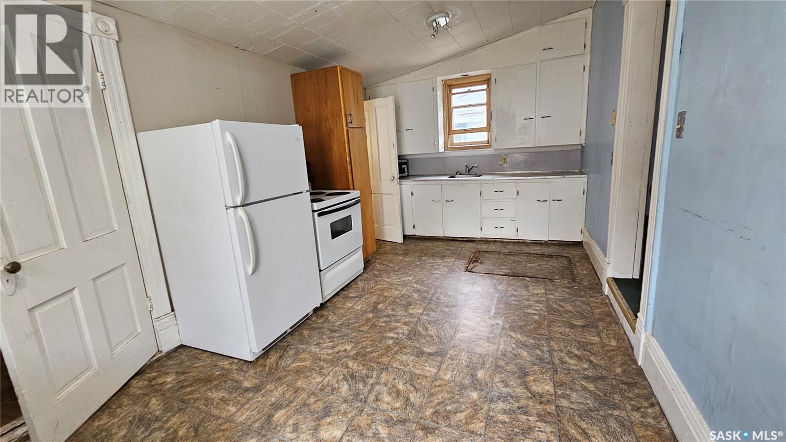 2470 Proton Avenue, Gull Lake, Saskatchewan  S0N 1A0 - Photo 10 - SK024729