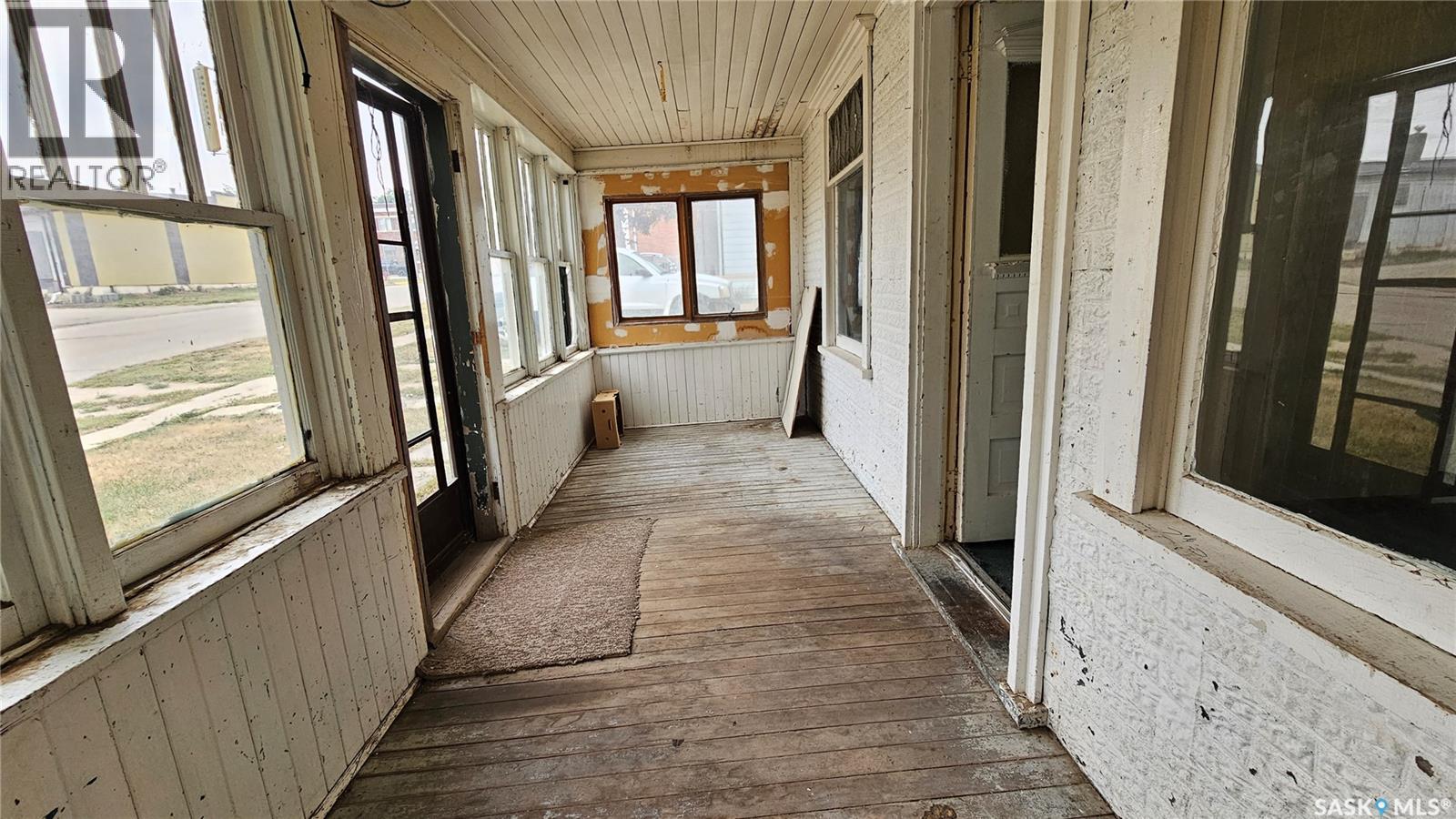 2470 Proton Avenue, Gull Lake, Saskatchewan  S0N 1A0 - Photo 2 - SK024729