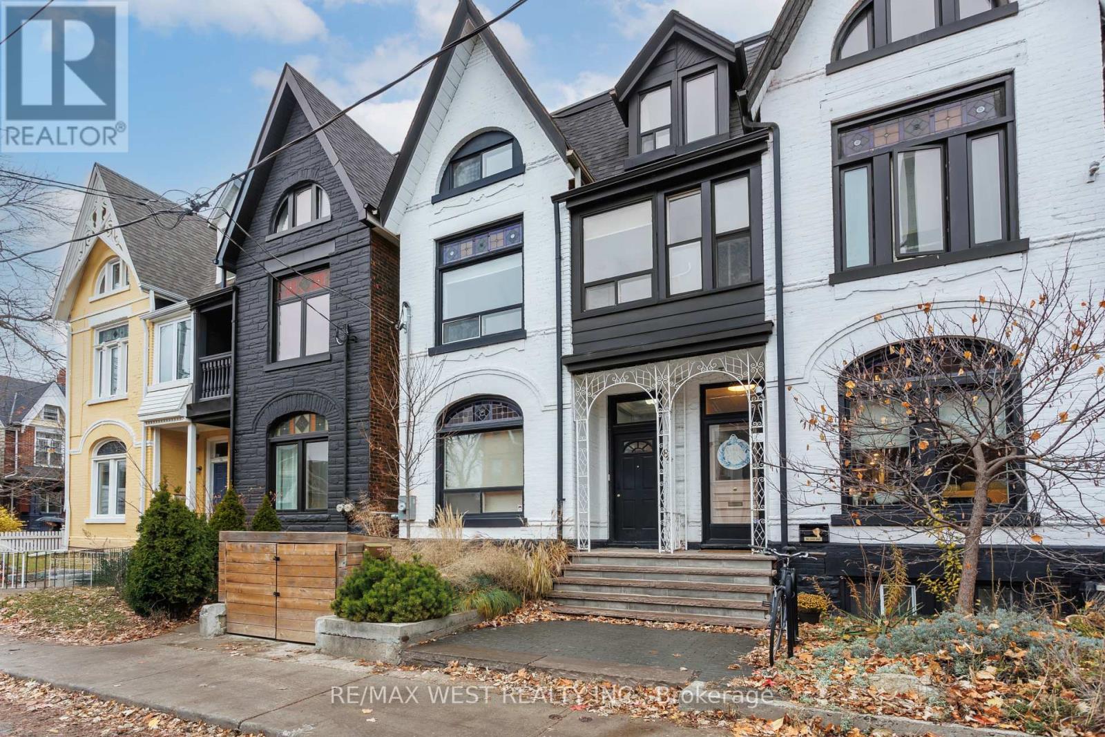 84 Mackenzie Crescent, Toronto, Ontario  M6J 1T3 - Photo 2 - C12578238