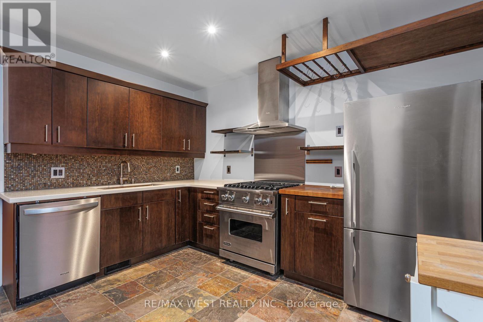 84 Mackenzie Crescent, Toronto, Ontario  M6J 1T3 - Photo 3 - C12578238