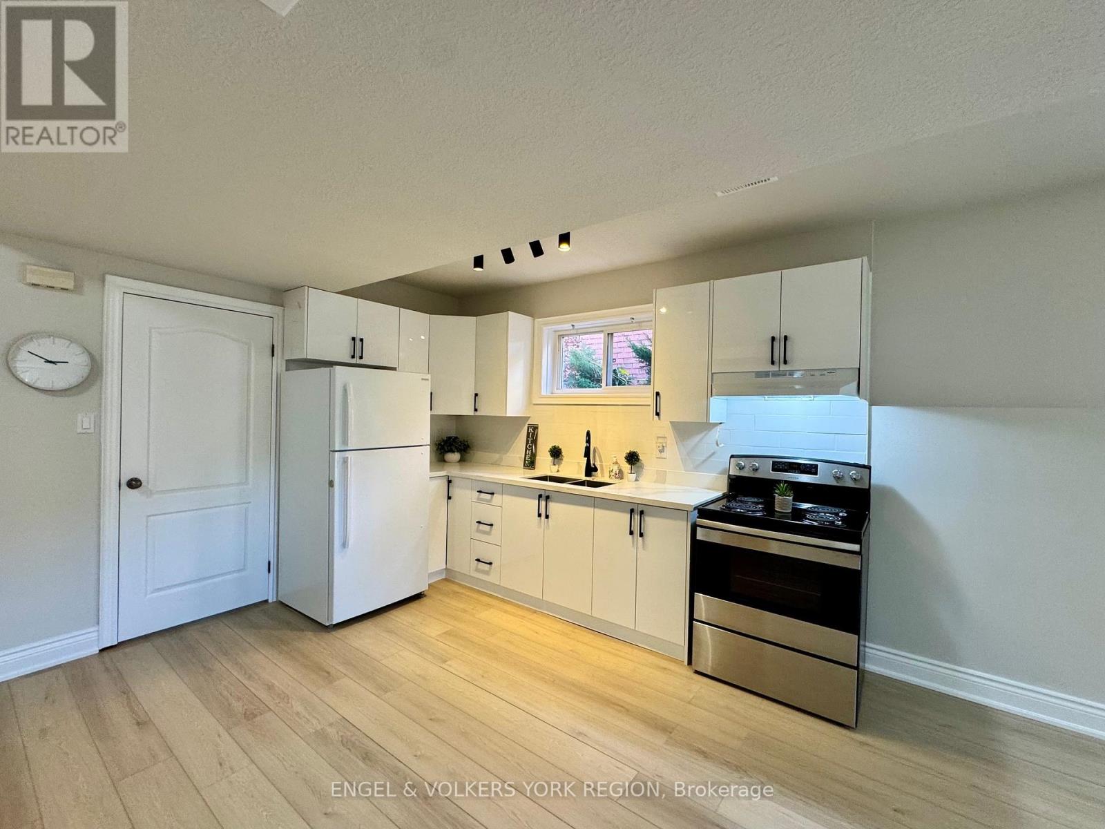 LOWER - 125 SOVEREIGN'S GATE, Barrie, Ontario