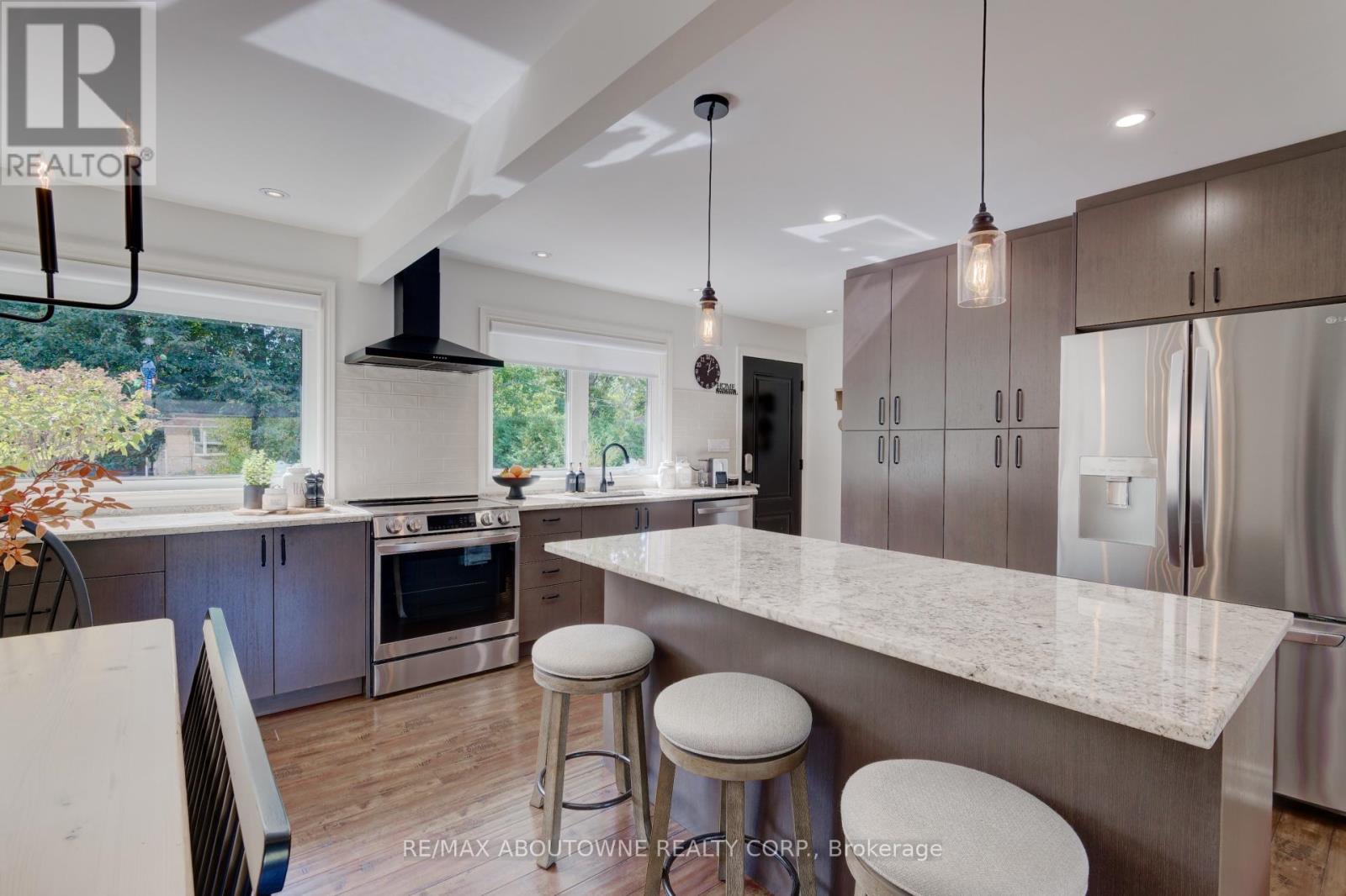 544 Maplehill Drive, Burlington, Ontario  L7N 2W1 - Photo 11 - W12578194