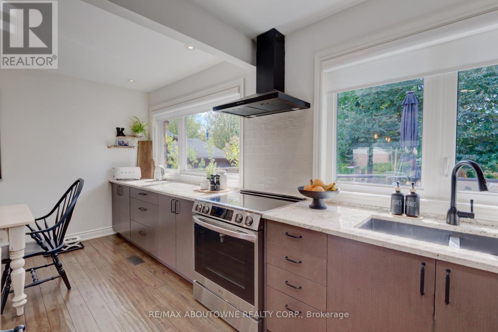 544 Maplehill Drive, Burlington, Ontario  L7N 2W1 - Photo 13 - W12578194