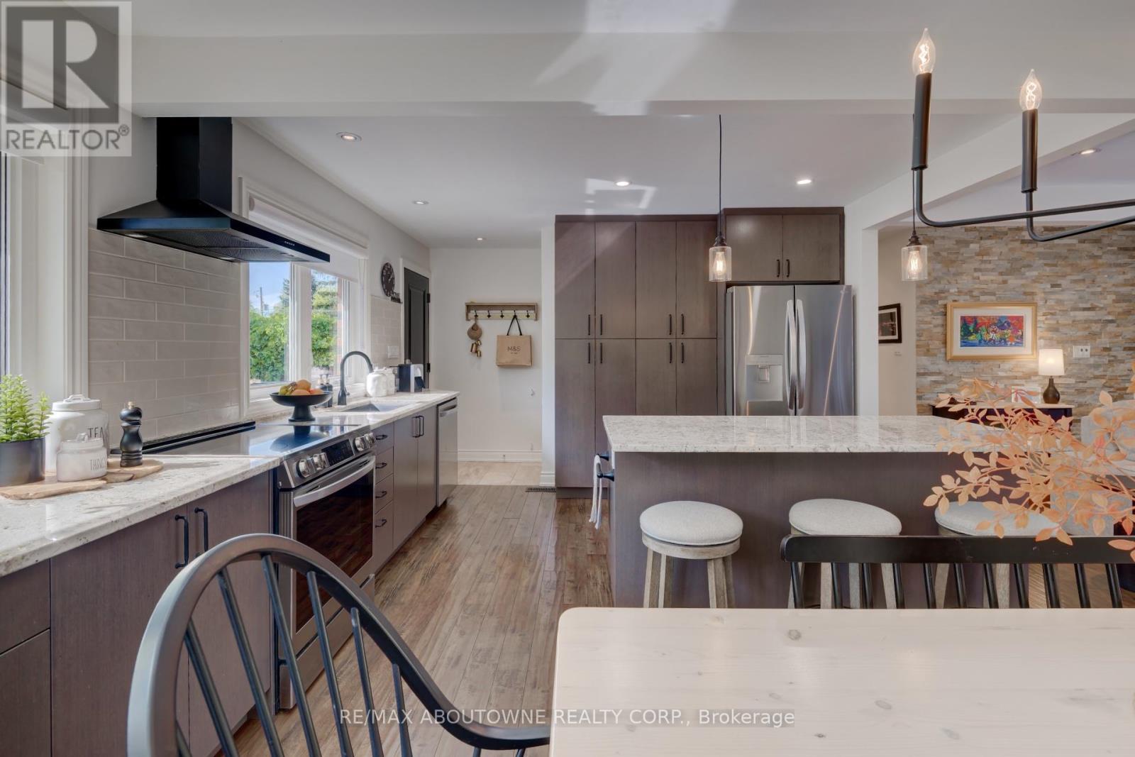 544 Maplehill Drive, Burlington, Ontario  L7N 2W1 - Photo 14 - W12578194