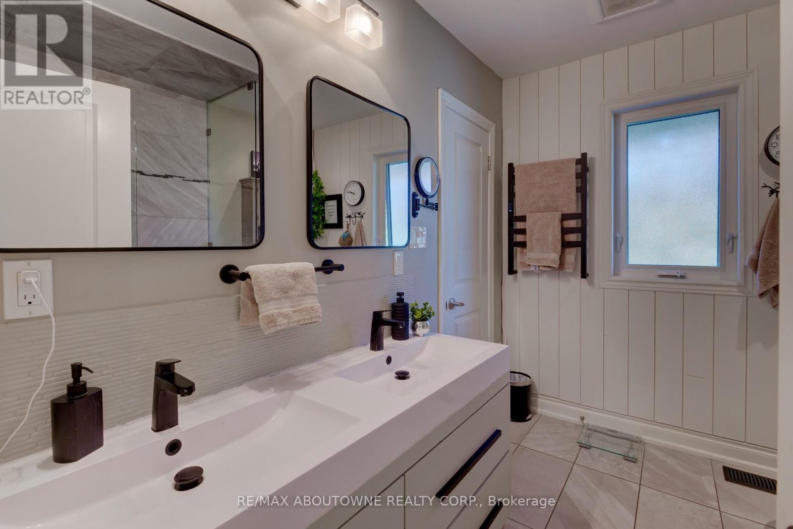 544 Maplehill Drive, Burlington, Ontario  L7N 2W1 - Photo 17 - W12578194