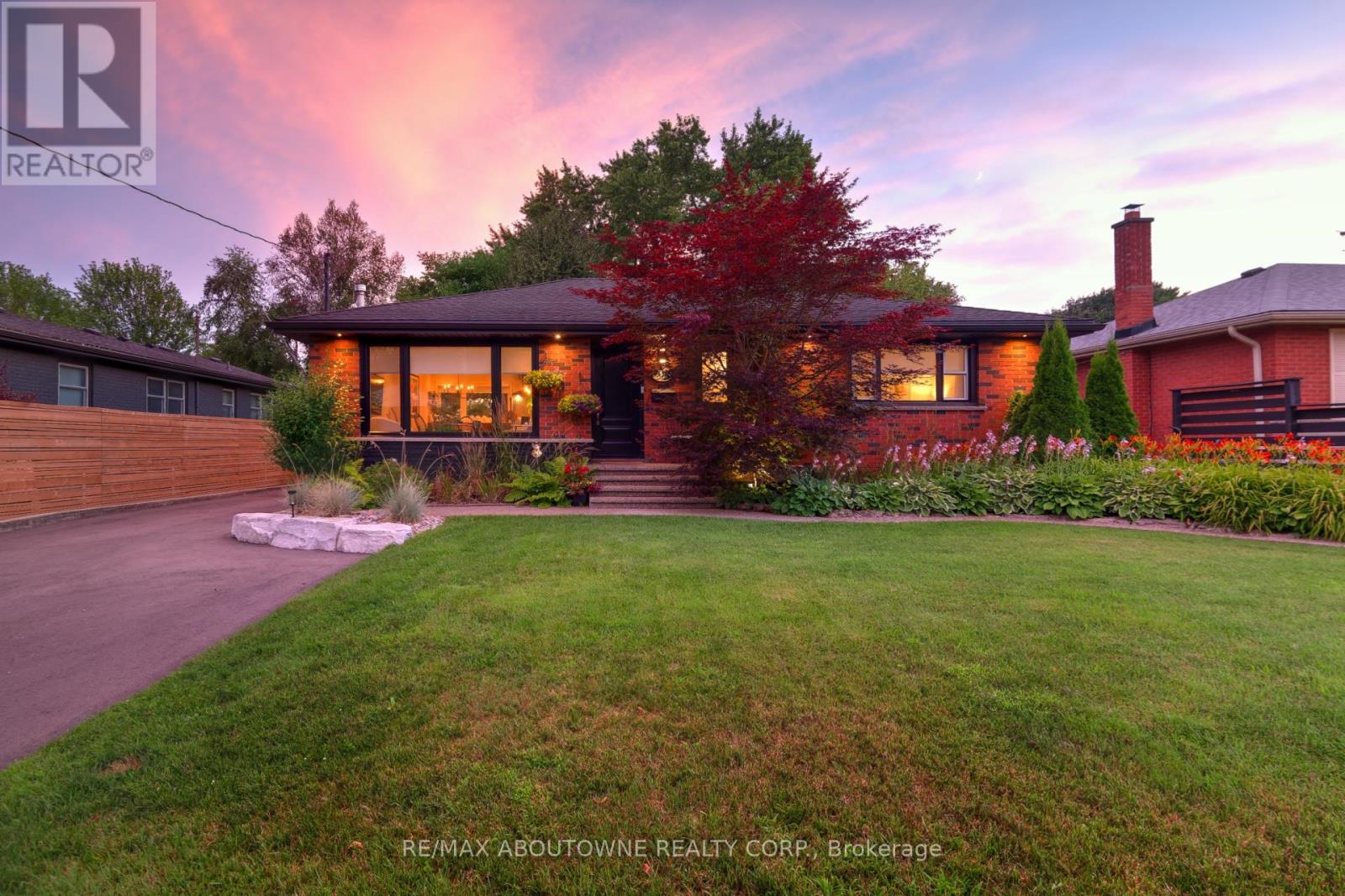 544 Maplehill Drive, Burlington, Ontario  L7N 2W1 - Photo 2 - W12578194