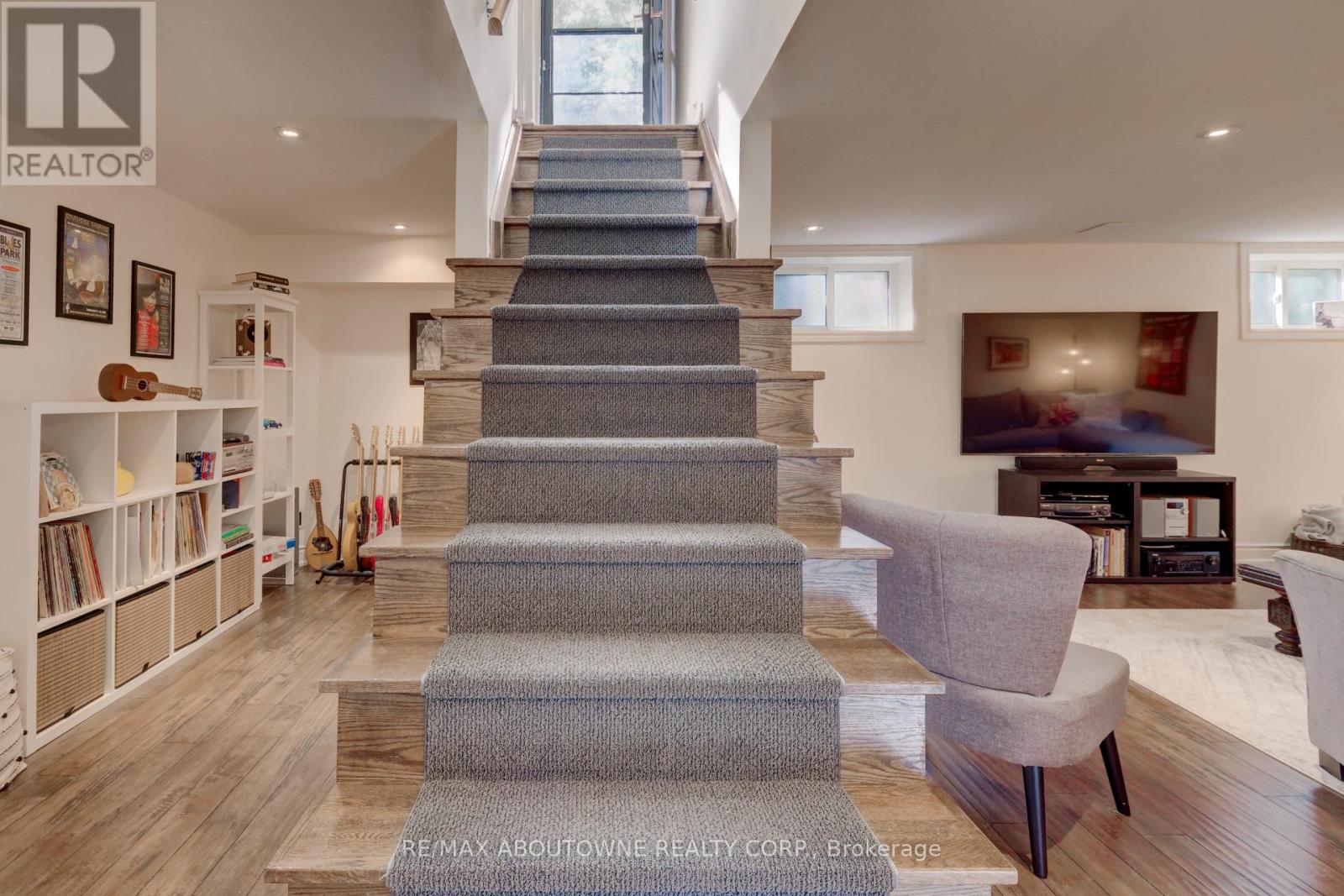 544 Maplehill Drive, Burlington, Ontario  L7N 2W1 - Photo 28 - W12578194