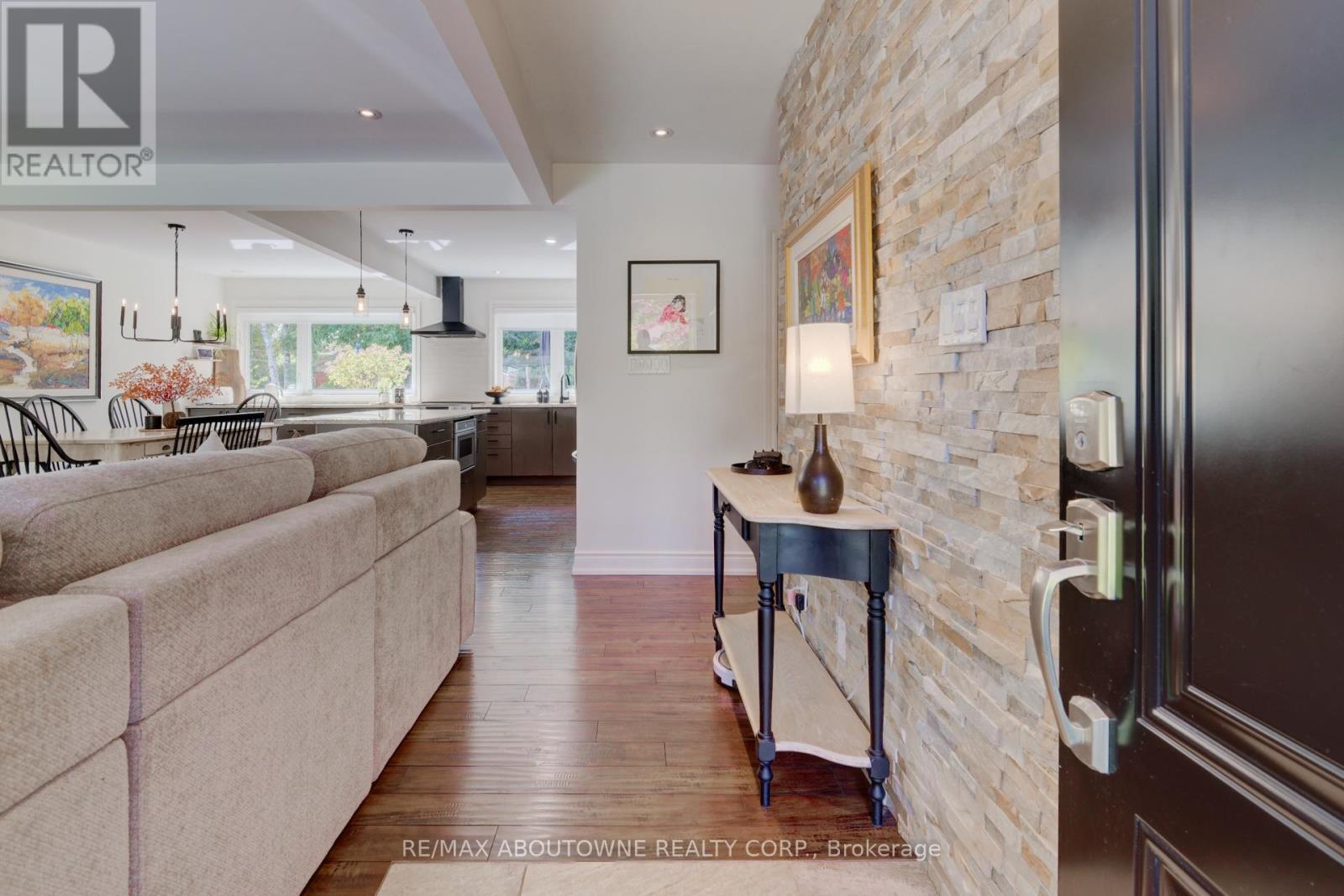 544 Maplehill Drive, Burlington, Ontario  L7N 2W1 - Photo 4 - W12578194