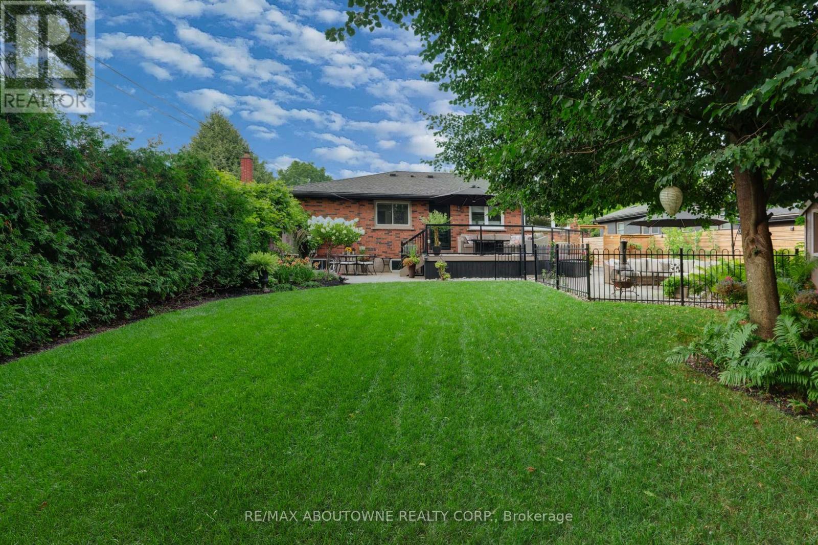 544 Maplehill Drive, Burlington, Ontario  L7N 2W1 - Photo 49 - W12578194