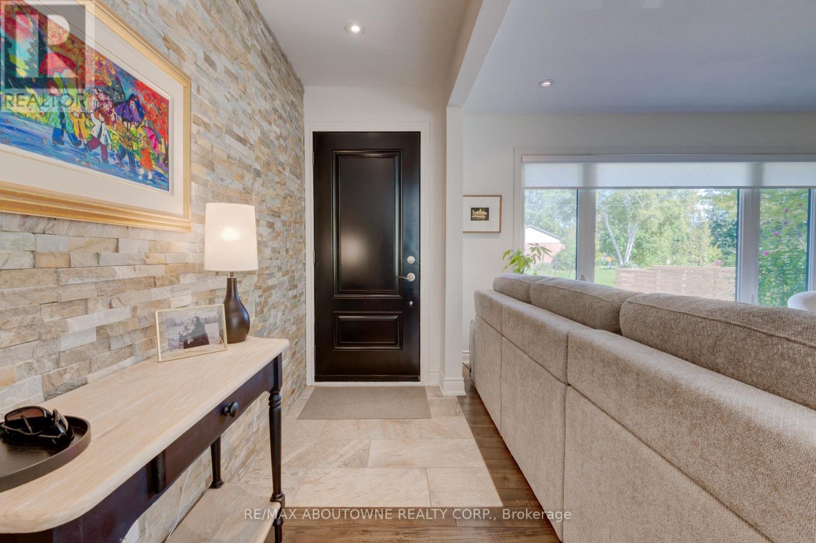 544 Maplehill Drive, Burlington, Ontario  L7N 2W1 - Photo 5 - W12578194