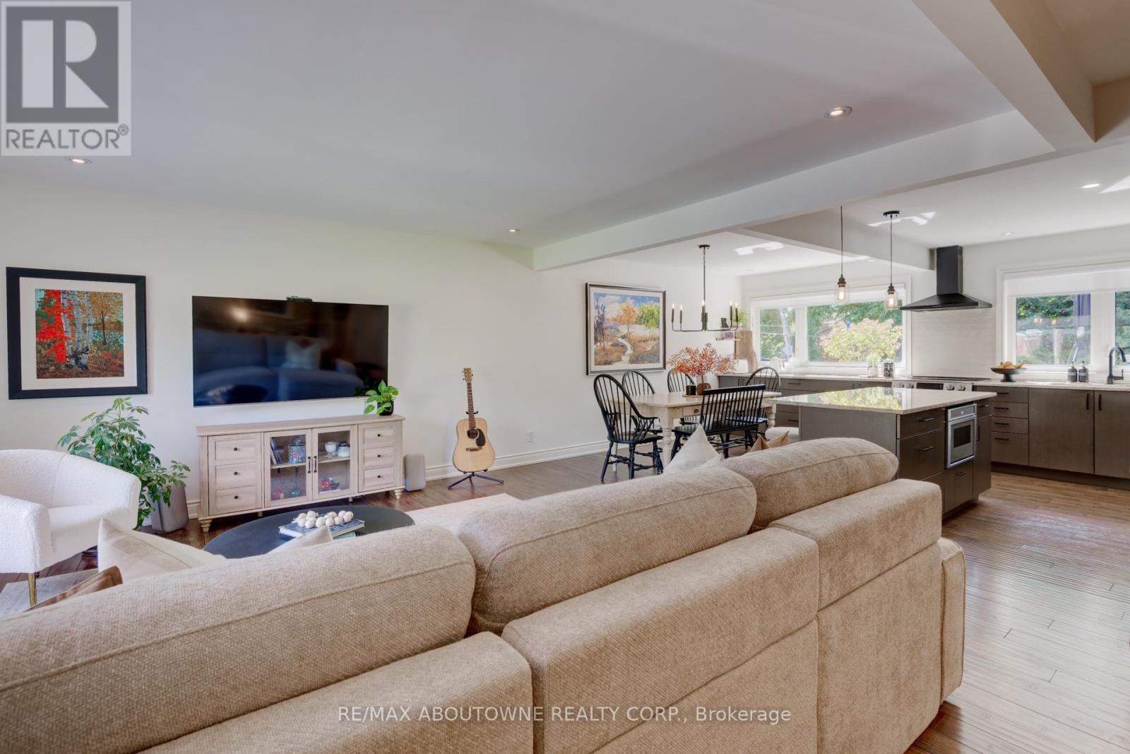 544 Maplehill Drive, Burlington, Ontario  L7N 2W1 - Photo 6 - W12578194