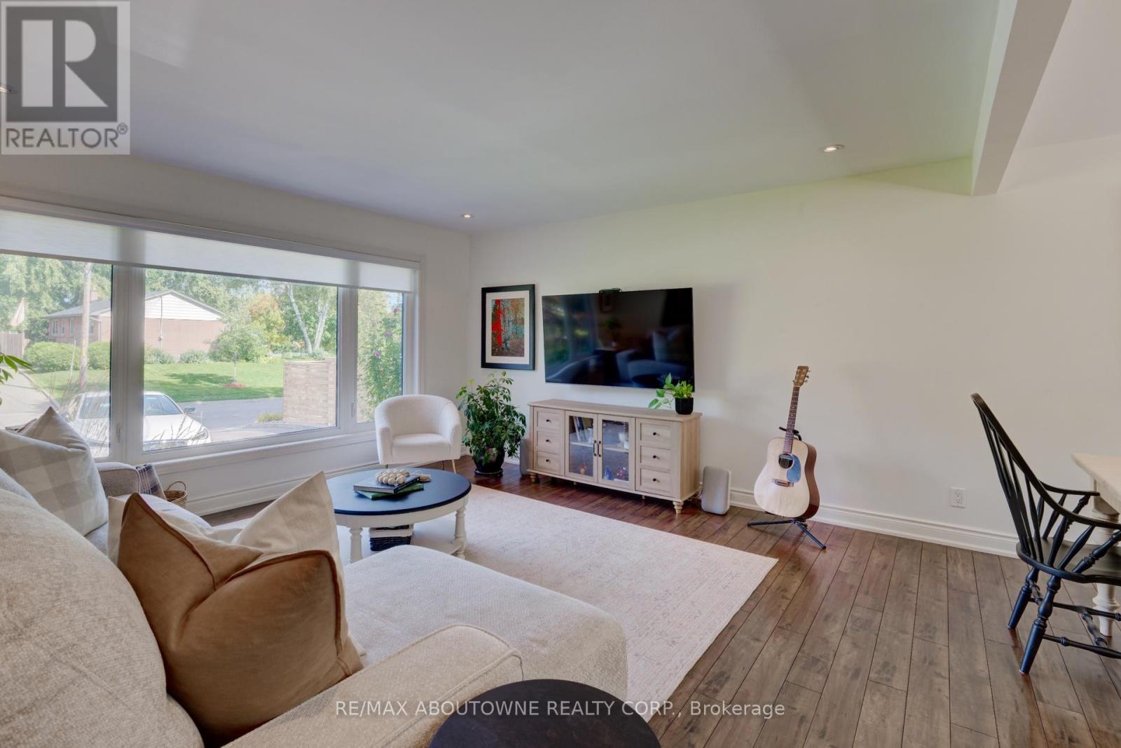 544 Maplehill Drive, Burlington, Ontario  L7N 2W1 - Photo 7 - W12578194