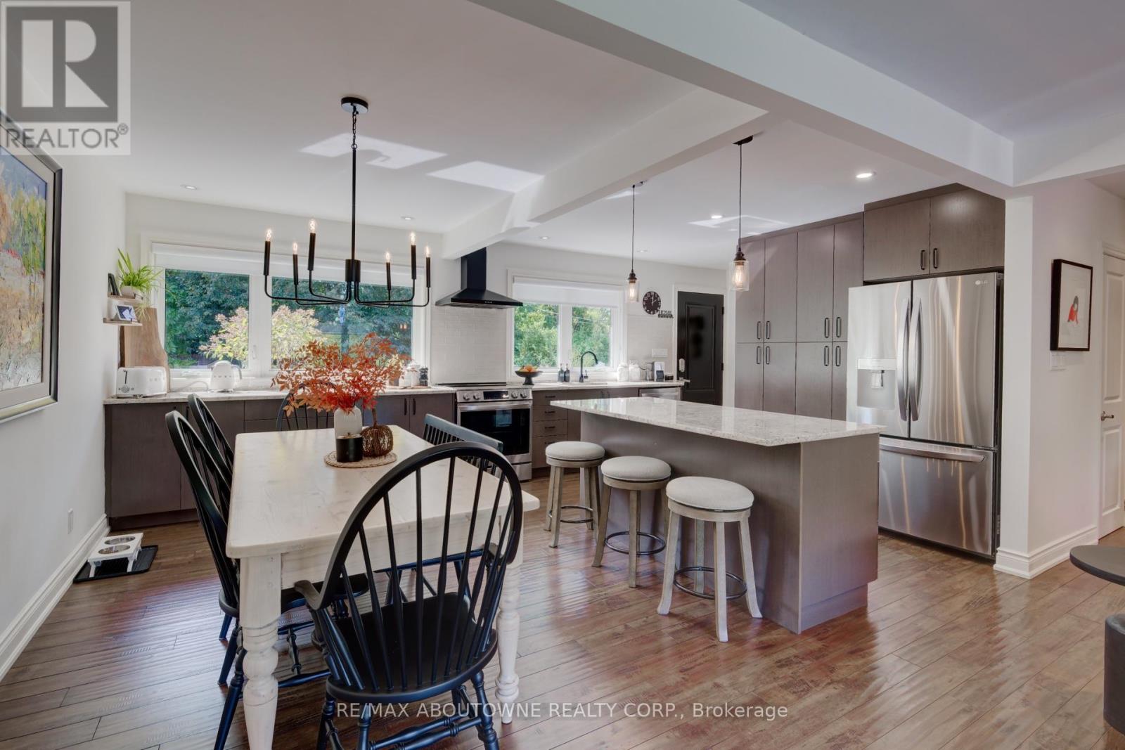 544 Maplehill Drive, Burlington, Ontario  L7N 2W1 - Photo 9 - W12578194