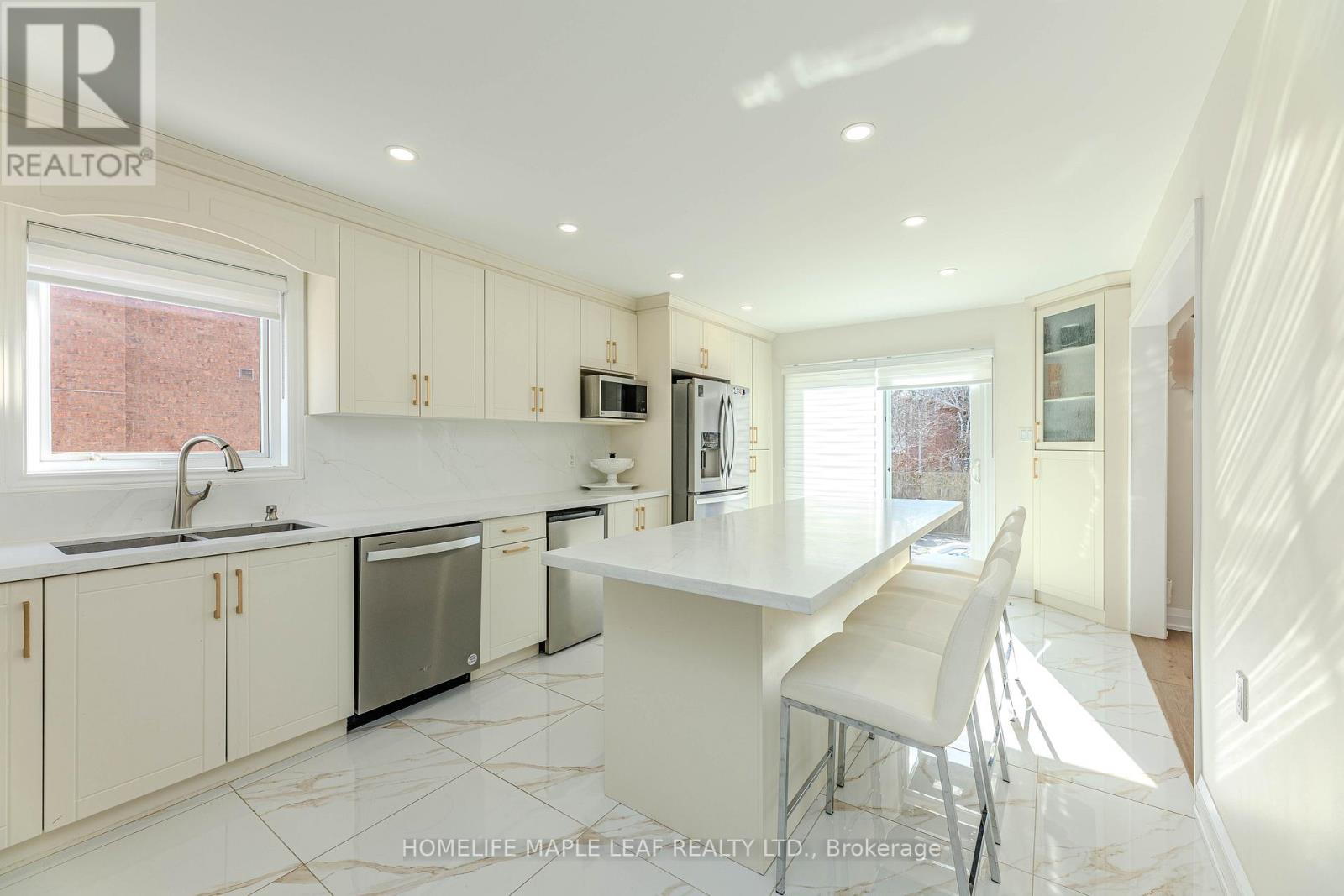 1310 Greenridge Circle, Oakville, Ontario  L6M 2J7 - Photo 13 - W12578330