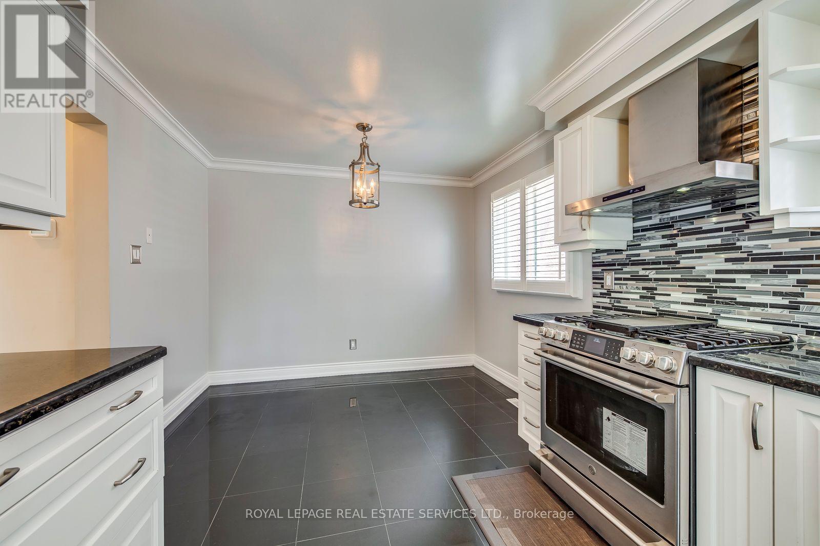 Upper - 5254 Astwell Avenue, Mississauga, Ontario  L5R 3H8 - Photo 10 - W12578368