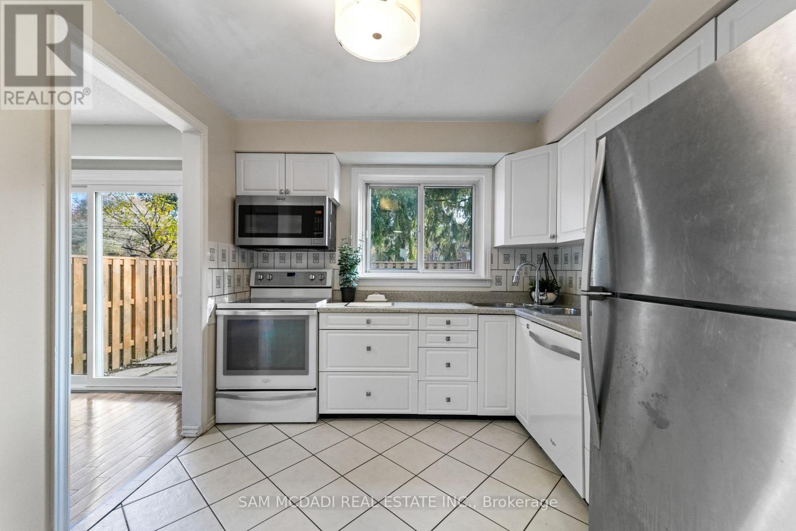 132 - 1050 Shawnmarr Road, Mississauga, Ontario  L5H 3V1 - Photo 10 - W12578374