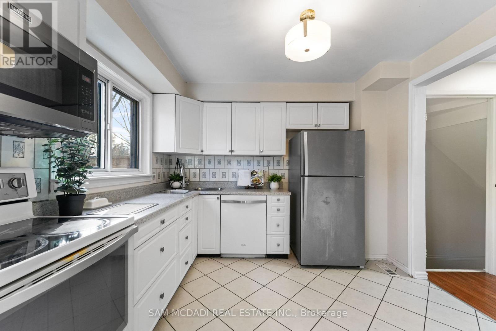 132 - 1050 Shawnmarr Road, Mississauga, Ontario  L5H 3V1 - Photo 8 - W12578374