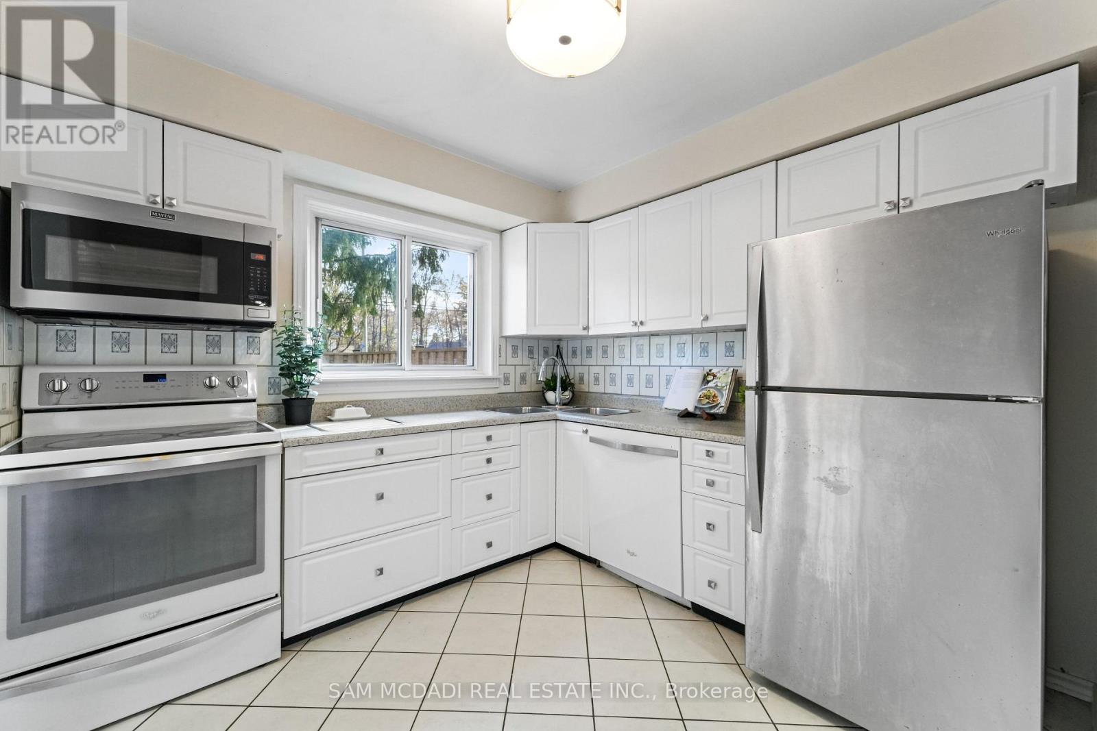 132 - 1050 Shawnmarr Road, Mississauga, Ontario  L5H 3V1 - Photo 9 - W12578374