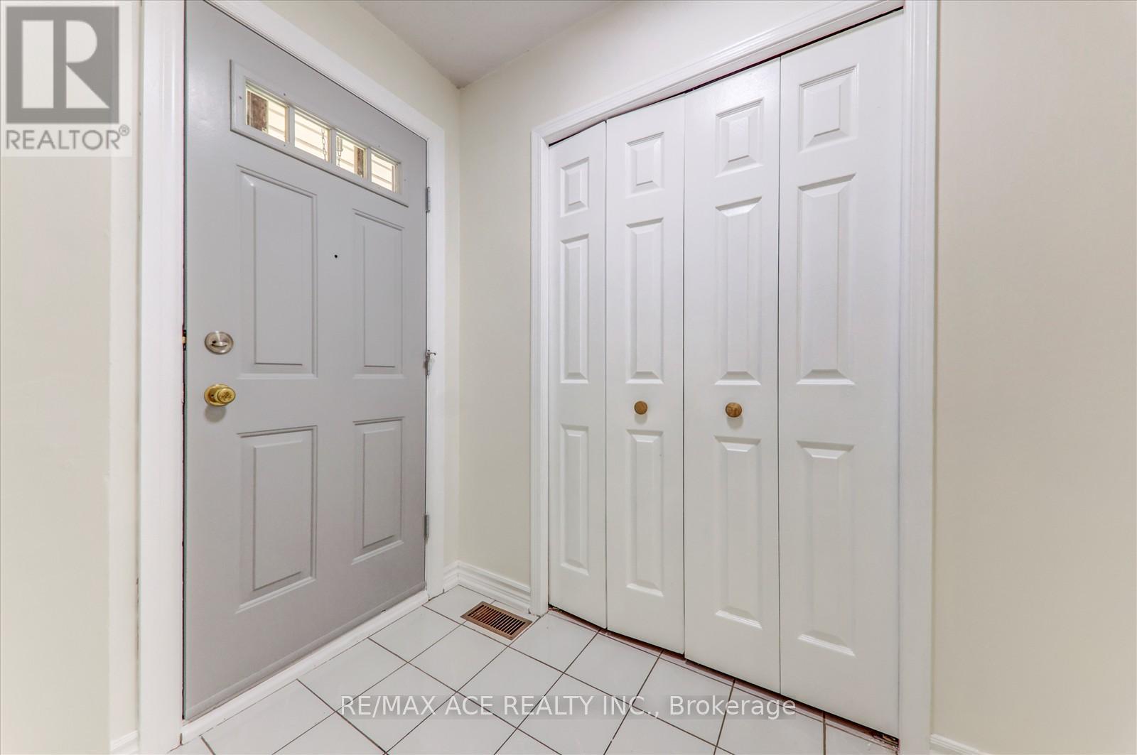 475 Wallenberg Crescent, Mississauga, Ontario  L5B 3M2 - Photo 5 - W12578376