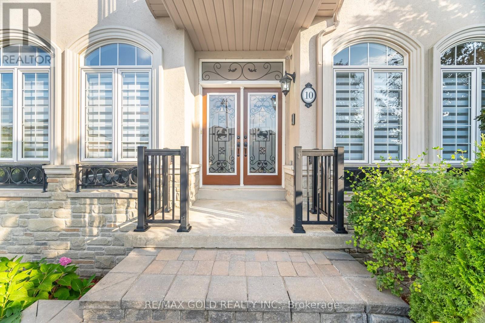 10 Vissini Way, Brampton, Ontario  L6P 2W2 - Photo 2 - W12578416