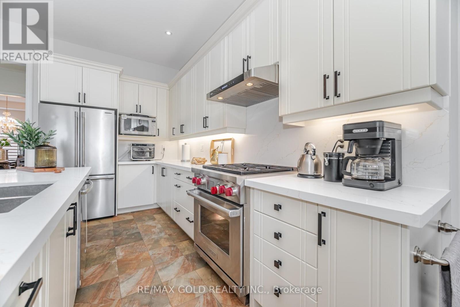 10 Vissini Way, Brampton, Ontario  L6P 2W2 - Photo 9 - W12578416