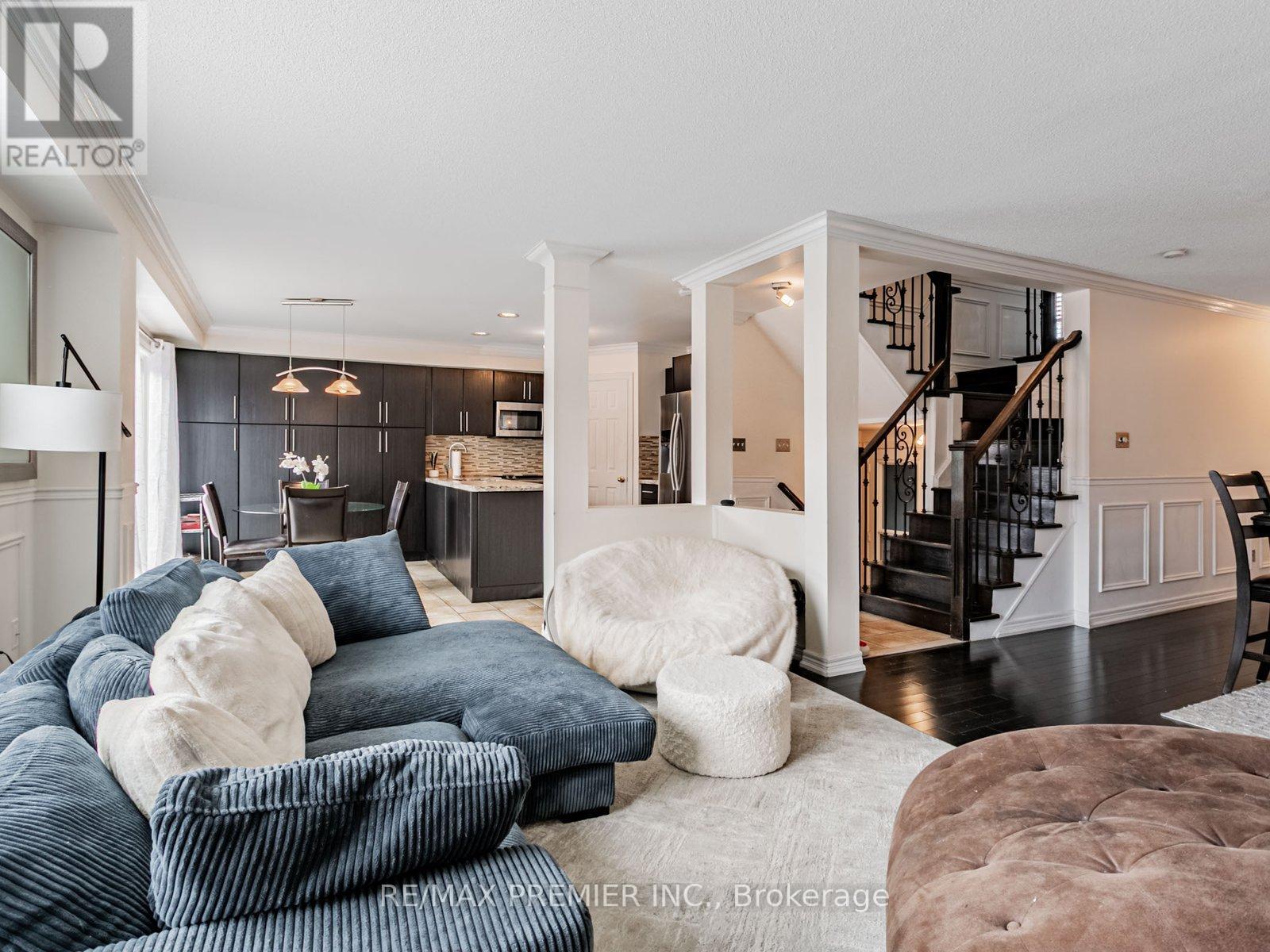 11 Four Seasons Circle, Brampton, Ontario  L7A 2A8 - Photo 5 - W12578422