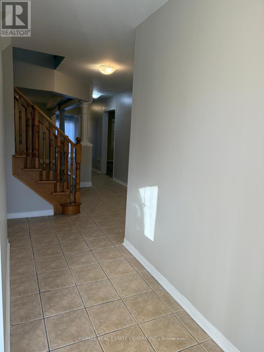 29 El Camino Way, Brampton, Ontario  L7A 3C4 - Photo 3 - W12578426