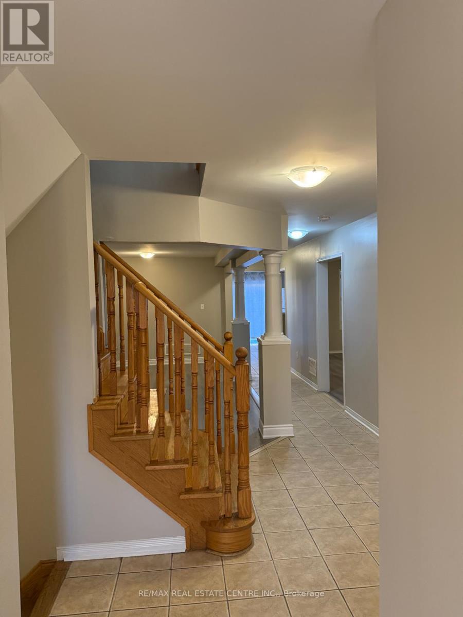 29 El Camino Way, Brampton, Ontario  L7A 3C4 - Photo 4 - W12578426