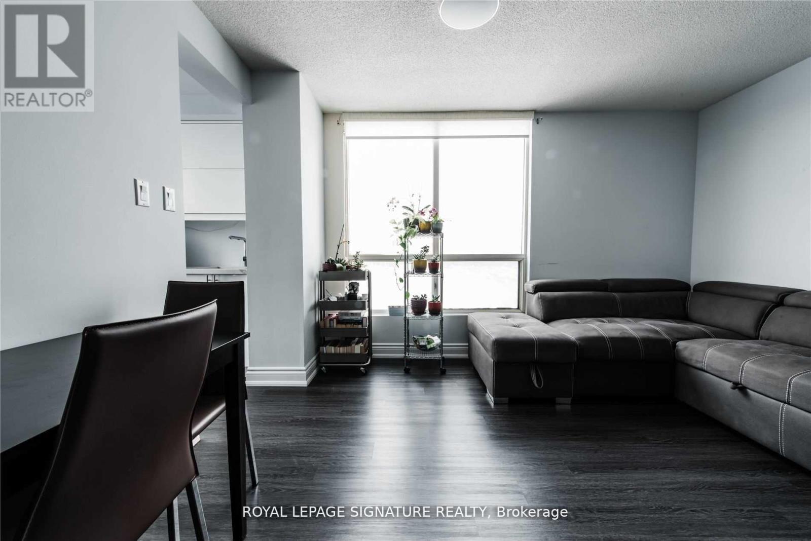 2004 - 101 Subway Crescent, Toronto, Ontario  M9B 6K4 - Photo 5 - W12578434