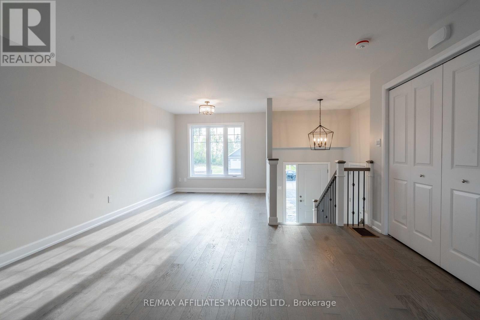 112 Woodland Drive, Cornwall, Ontario  K6H 0H2 - Photo 3 - X12578498