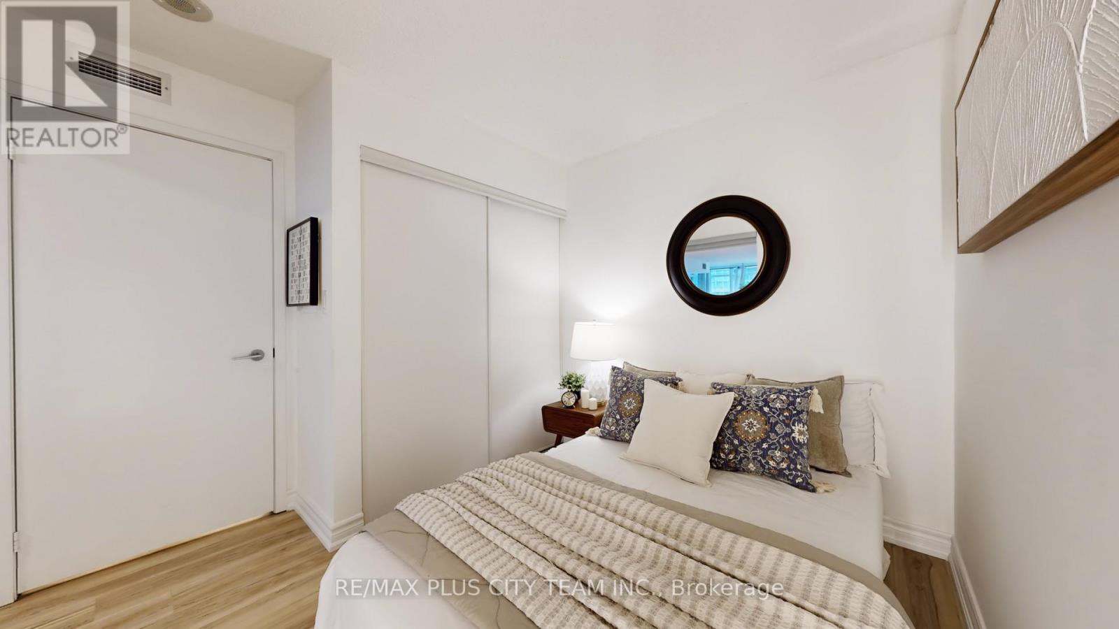 830 - 10 Capreol Court, Toronto, Ontario  M5V 4B3 - Photo 18 - C12578476