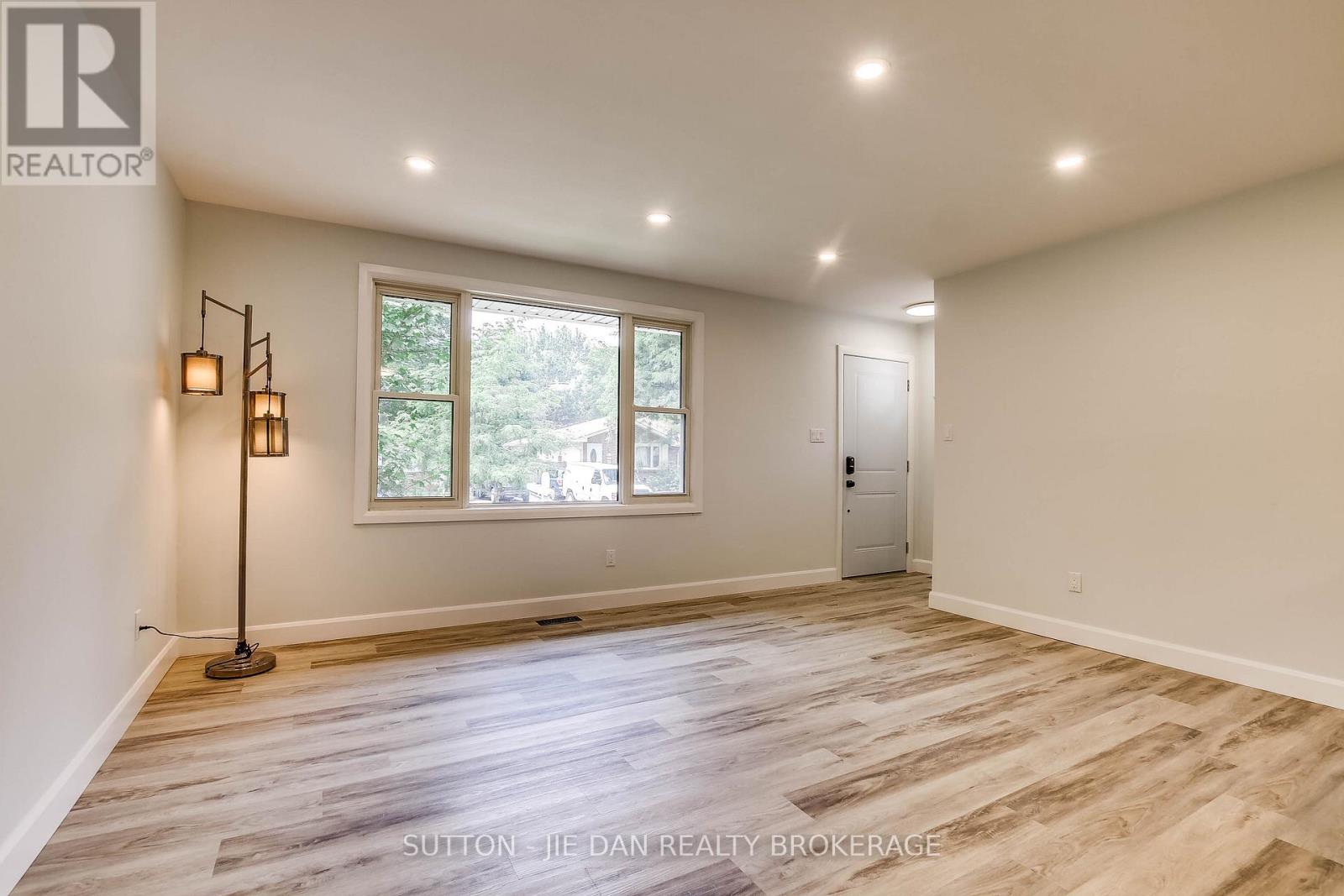 42 Wenlock Crescent, London North, Ontario  N6G 3B6 - Photo 2 - X12319138