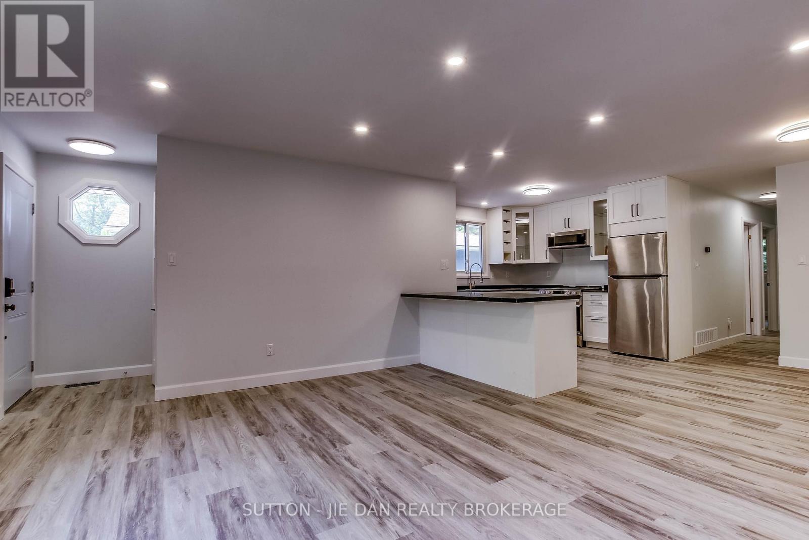 42 Wenlock Crescent, London North, Ontario  N6G 3B6 - Photo 4 - X12319138