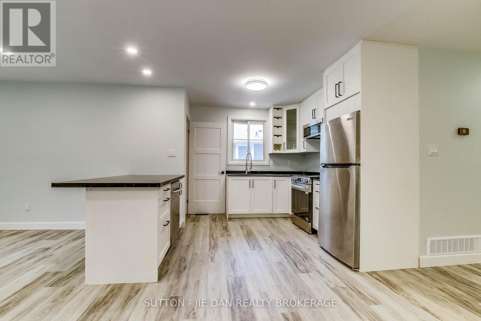 42 Wenlock Crescent, London North, Ontario  N6G 3B6 - Photo 5 - X12319138