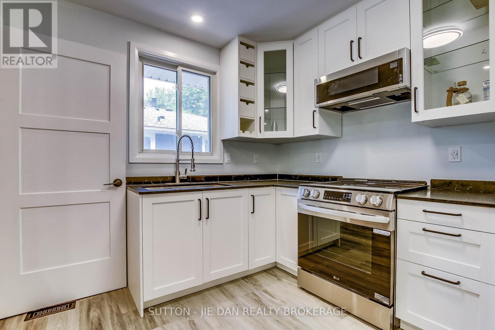 42 Wenlock Crescent, London North, Ontario  N6G 3B6 - Photo 6 - X12319138